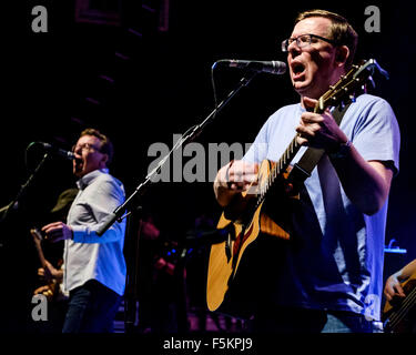 Annunciatori riproduce O2 Shepherds Bush Empire su 05/11/2015 in O2 Shepherds Bush Empire, Londra. Persone nella foto: Charlie Reid, Craig Reid. Foto di Julie Edwards Foto Stock