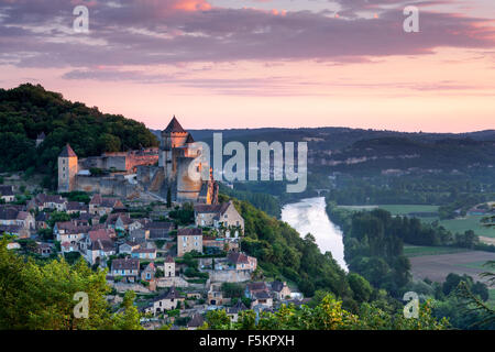 Castello e borgo di Castlenaud con Beynac in background Foto Stock