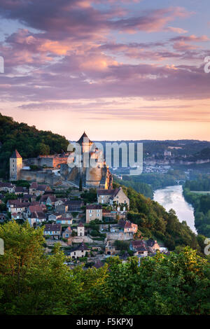 Castello e borgo di Castlenaud con Beynac in background Foto Stock