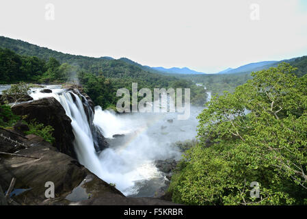 Athirappilly athirapally cade su chalakudy chalakkudi river a vazhachal foresta ; Trichur Thrissur ; Kerala ; India Foto Stock