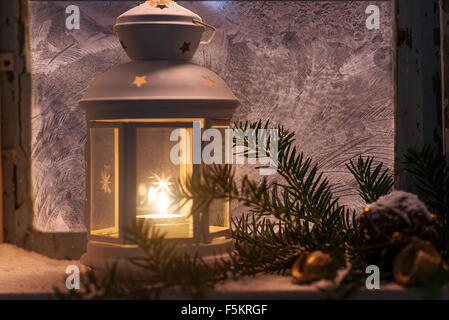 Natale - candele glow in the steamy finestra Foto Stock