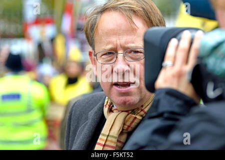 Michael Crick, giornalista britannico ed emittente, membro fondatore del canale 4 news team, reporting in London, 2015.... Foto Stock