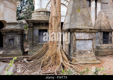 South Park Street cimitero, costruito nel 1767 per la prima britannica pionieri della East India Company Foto Stock