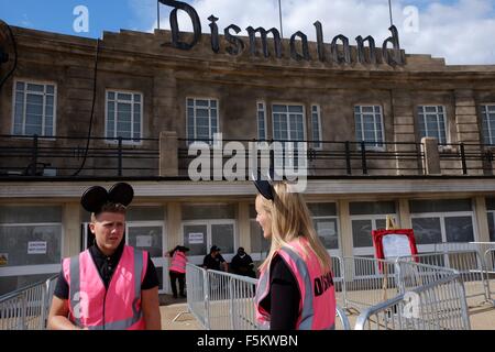 Una serata di musica è stato tenuto a Banksy dystopian del parco a tema Dismaland in Weston-super-Mare, che l'artista dice è del Regno Unito più deludente attrazione turistica. Dotato di: atmosfera dove: Weston Super Mare, Regno Unito quando: 04 Set 2015 Foto Stock