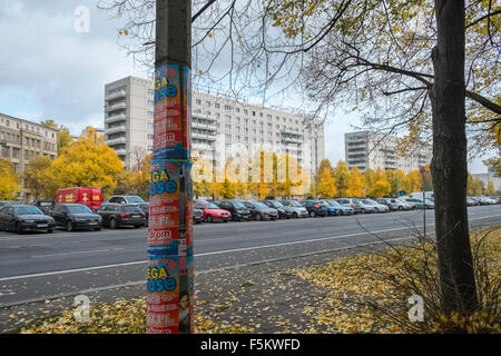 Blocchi di appartamenti architettura su Karl-Marx-Allee, Friedrichshain di Berlino, Germania Foto Stock