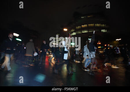 Londra, Regno Unito. 5 Novembre, 2015. Il centro di Londra centinaia di frequentare la maschera di milioni di marzo a Londra UK Credit: Emin Ozkan/Alamy Live News Foto Stock