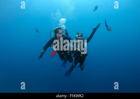 Oceano Indiano, Maldive. 27Sep, 2015. divers guardare unicornfish allungato (Naso lopezi), Oceano Indiano, Maldive © Andrey Nekrasov/ZUMA filo/ZUMAPRESS.com/Alamy Live News Foto Stock