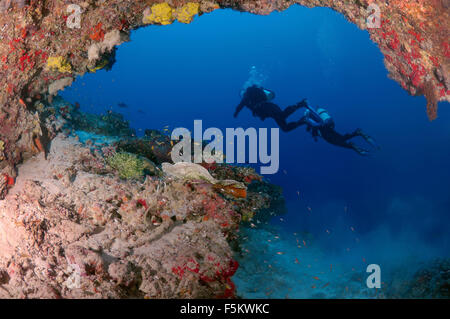 Oceano Indiano, Maldive. 26 Sep, 2015. Coppia giovane divers floating vicino alla grotta Oceano Indiano, Maldive © Andrey Nekrasov/ZUMA filo/ZUMAPRESS.com/Alamy Live News Foto Stock