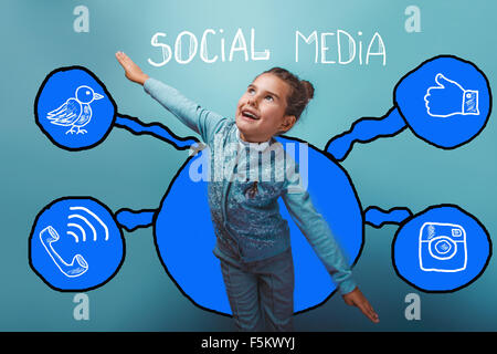 Baby girl battenti bracci di diffusione dei social media infographics schizzo in Foto Stock