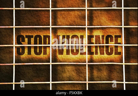 Testo Stop alla violenza scritto su sfondo scuro sotto una maglia a filo Foto Stock