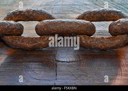 Primo piano di una parte degli enormi vecchia catena corrosi Foto Stock