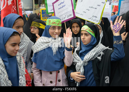 Tehran, Iran. 4 Novembre, 2015.giovani donne iraniane dimostranti a Teheran mostrano le loro mani Mercoledì, contrassegnati con slogan contro gli Stati Uniti e a sostegno di Iraniani leader supremo Ayatollah Ali Khamenei. Foto Stock