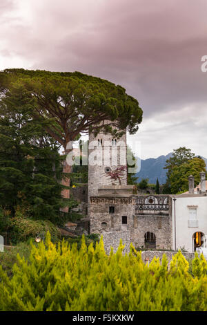 Villa Rufolo e la Torre Maggiore torre campanaria, Ravello, Campania, Italia Foto Stock