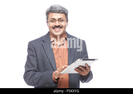 Uomo con ipad, India, Asia, signor#790g Foto Stock