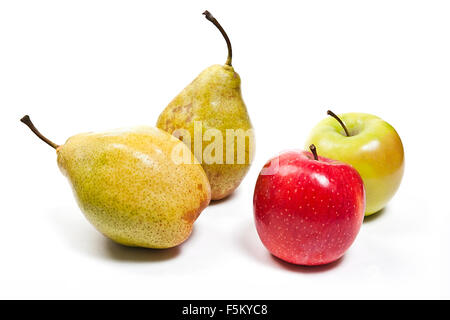 Due fresco verde pere e due mele in colore rosso e verde. Gruppo di succosa frutti maturi. Isolato su sfondo bianco. Foto Stock