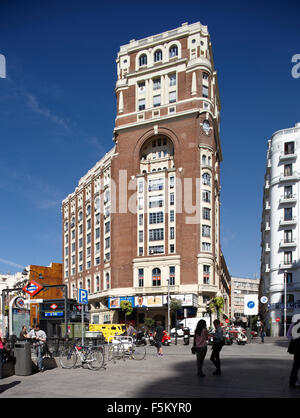 Piazza Callao e Gran Via nel centro di Madrid. Foto Stock