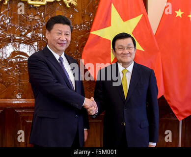 Hanoi, Vietnam. 6 Nov, 2015. Il presidente cinese Xi Jinping (L) tiene colloqui con il presidente vietnamita Truong Tan Sang ad Hanoi, Vietnam, nov. 6, 2015. Credito: Li Xueren/Xinhua/Alamy Live News Foto Stock