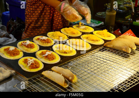 Tipo di Thai dolciumi Khanom Buang (una sorta di pancake riempito) o in stile Tailandese Torta croccante. Khanom bueang (Thai: ขนมเบื้อง), noto Foto Stock