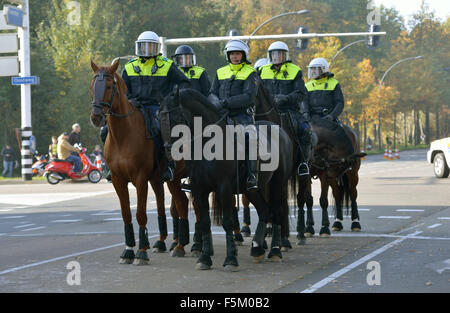 La polizia a cavallo sono avente un occhio per la sicurezza durante una dimostrazione Foto Stock