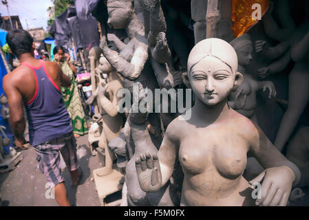 Idolo di argilla di durga dea, kumartuli, Calcutta, West Bengal, India, Asia Foto Stock