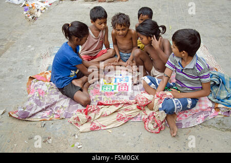 Bambini che giocano ludo gioco sul sentiero, Calcutta, West Bengal, India, Asia Foto Stock