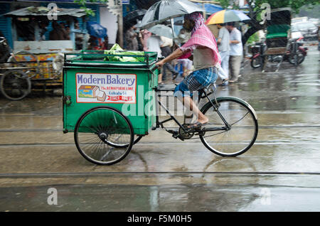 Uomo che trasportano prodotti da forno su triciclo, Calcutta, West Bengal, India, Asia Foto Stock