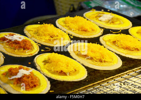 Tipo di Thai dolciumi Khanom Buang (una sorta di pancake riempito) o in stile Tailandese Torta croccante. Khanom bueang (Thai: ขนมเบื้อง), noto Foto Stock