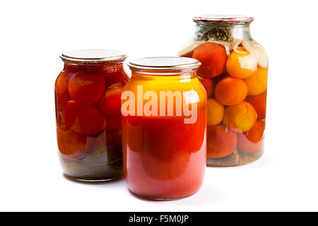 Conserve di pomodori rossi in un barattolo di vetro isolato su sfondo bianco. In casa succo tomatoe conserva in un barattolo di vetro. Gustose conserve tomat Foto Stock