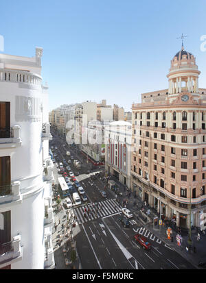 Vista del Gran Via a Madrid in verticale Foto Stock