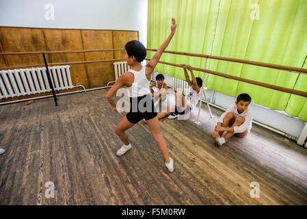 Gli studenti del primo anno durante le prove del primo atto di schiaccianoci, balletto segnati da Pyotr Tchaikovsky di Bishkek scuola coreografica da Bazarbaev, Bishkek, Kirghizistan Foto Stock