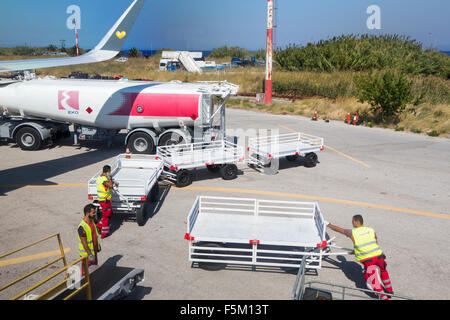 I gestori dei bagagli e una petroliera di rifornimento a Mytilene airport su Lesbo, Grecia. Foto Stock