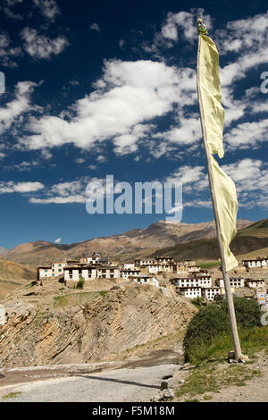 India, Himachal Pradesh, Spiti Valley, Kibber, alta altitudine village, strada la preghiera buddista bandiera Foto Stock