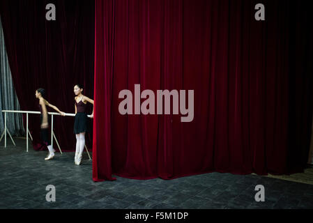 Ballerine durante le prove di il valzer dei fiori, la parte dello schiaccianoci, balletto segnati da Pyotr Tchaikovsky, a Bishkek scuola coreografica di Bazarbaev, Bishkek, Kirghizistan Foto Stock