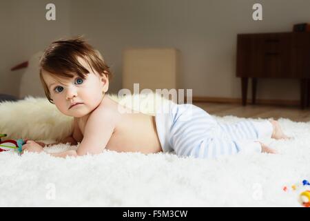 Ritratto di un bambino che giace sulla parte anteriore Foto Stock