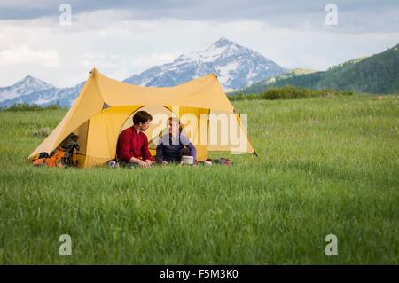 Camper sul viaggio zaino in spalla appendere fuori, Uinta National Forest, Montagne Wasatch, Utah, Stati Uniti d'America Foto Stock