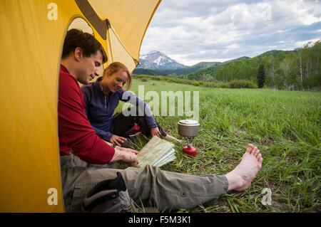 Camper sul viaggio zaino in spalla appendere fuori, Uinta National Forest, Montagne Wasatch, Utah, Stati Uniti d'America Foto Stock