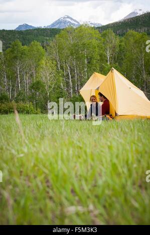 Camper sul viaggio zaino in spalla appendere fuori, Uinta National Forest, Montagne Wasatch, Utah, Stati Uniti d'America Foto Stock