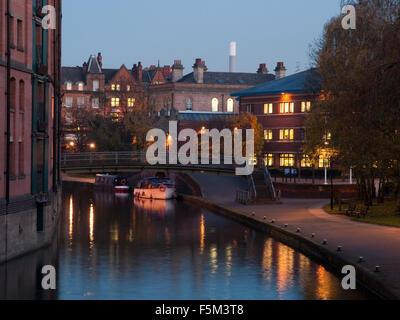 Blu crepuscolo ora dal canal waterfront nella città di Nottingham, Nottinghamshire REGNO UNITO Inghilterra Foto Stock