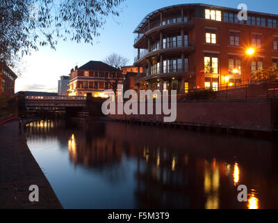 Blu crepuscolo ora dal canal waterfront nella città di Nottingham, Nottinghamshire REGNO UNITO Inghilterra Foto Stock