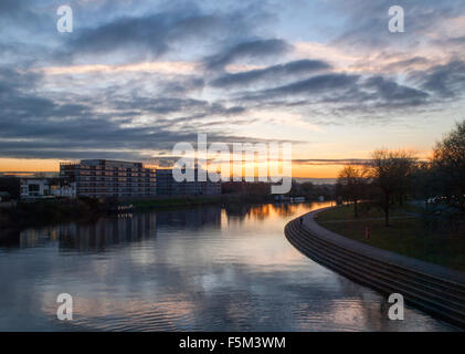 Inverno alba sul fiume Trent presso il Victoria Embankment, Nottingham England Regno Unito Foto Stock