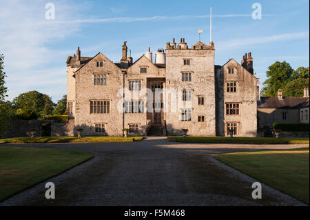 Levens Hall, Cumbria, Regno Unito. Un tardo 16c Manor House famosa per il suo eccentrico topiaria da giardino, di proprietà della famiglia Bagot Foto Stock