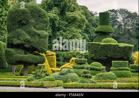 Levens Hall, Cumbria, Regno Unito. Un tardo 16c Manor House famosa per il suo eccentrico topiaria da giardino, di proprietà della famiglia Bagot Foto Stock