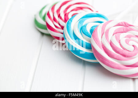 Colorate lecca-lecca di turbolenza sul tavolo bianco Foto Stock