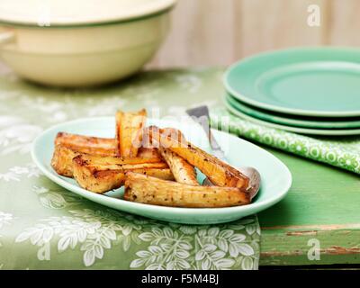 Arrosto al miele pastinaca sul verde della piastra vintage Foto Stock