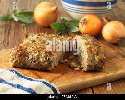 Arrosto di maiale con la salvia e la cipolla ripieno rustico tagliere Foto Stock