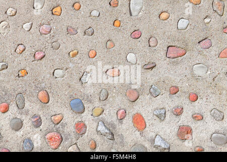 Pietre reale nel muro di cemento, naturale sfondo astratto o texture. Foto Stock