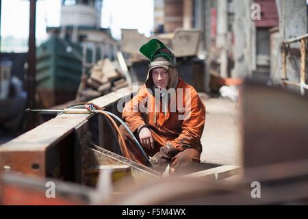 Ritratto di saldatore in officina di cantiere Foto Stock