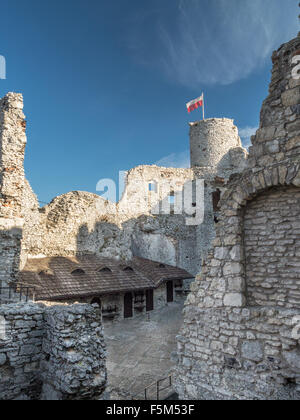 Rovine del Castello medievale Ogrodzieniec, situato sul sentiero delle aquile' Nest entro il Krakow-Czestochowa Upland, Polonia Foto Stock