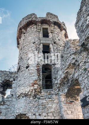 Rovine del Castello medievale Ogrodzieniec, situato sul sentiero delle aquile' Nest entro il Krakow-Czestochowa Upland, Polonia Foto Stock