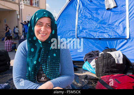 Gli immigrati siriani che fuggono dalla guerra e la fuga verso l'Europa, che hanno atterrato sull'isola greca di Lesbo sulla costa nord a Eft Foto Stock